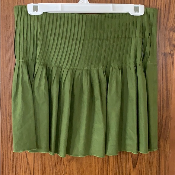 Olive green BEBE mini skirt with a flare! Size 4 - Picture 1 of 2